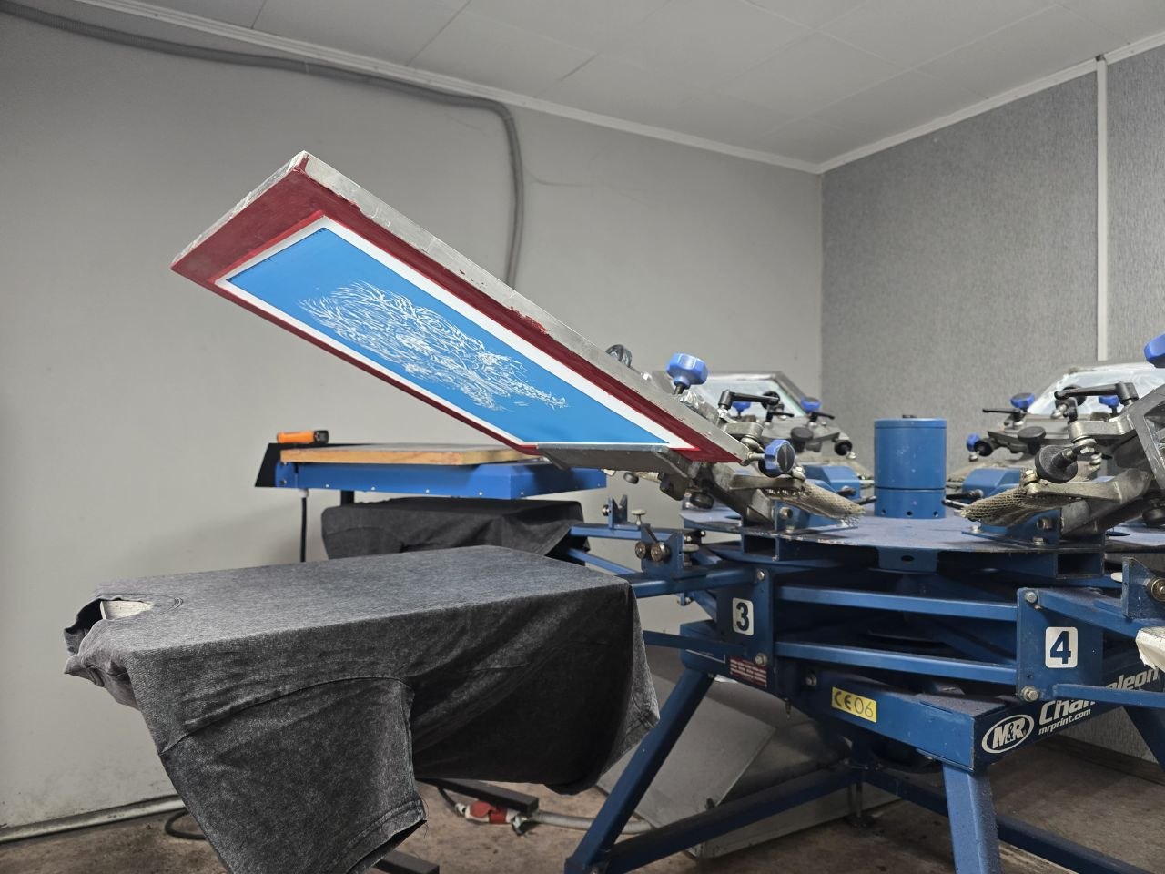 Ручной карусельный печатный станок M&R Chameleon на производстве